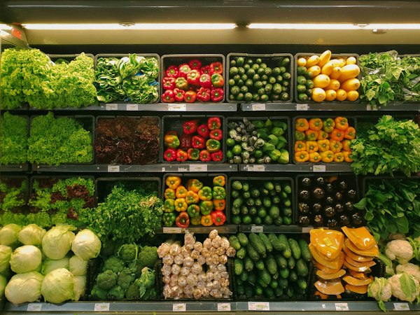 Canasta de temporada con frutas y verduras